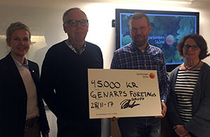 Per Sköld och Bengt Persson från Genarps företagsgrupp mottar priset från Sparbanksstiftelsen.
